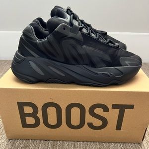 Yeezy Boost 700 MNVN